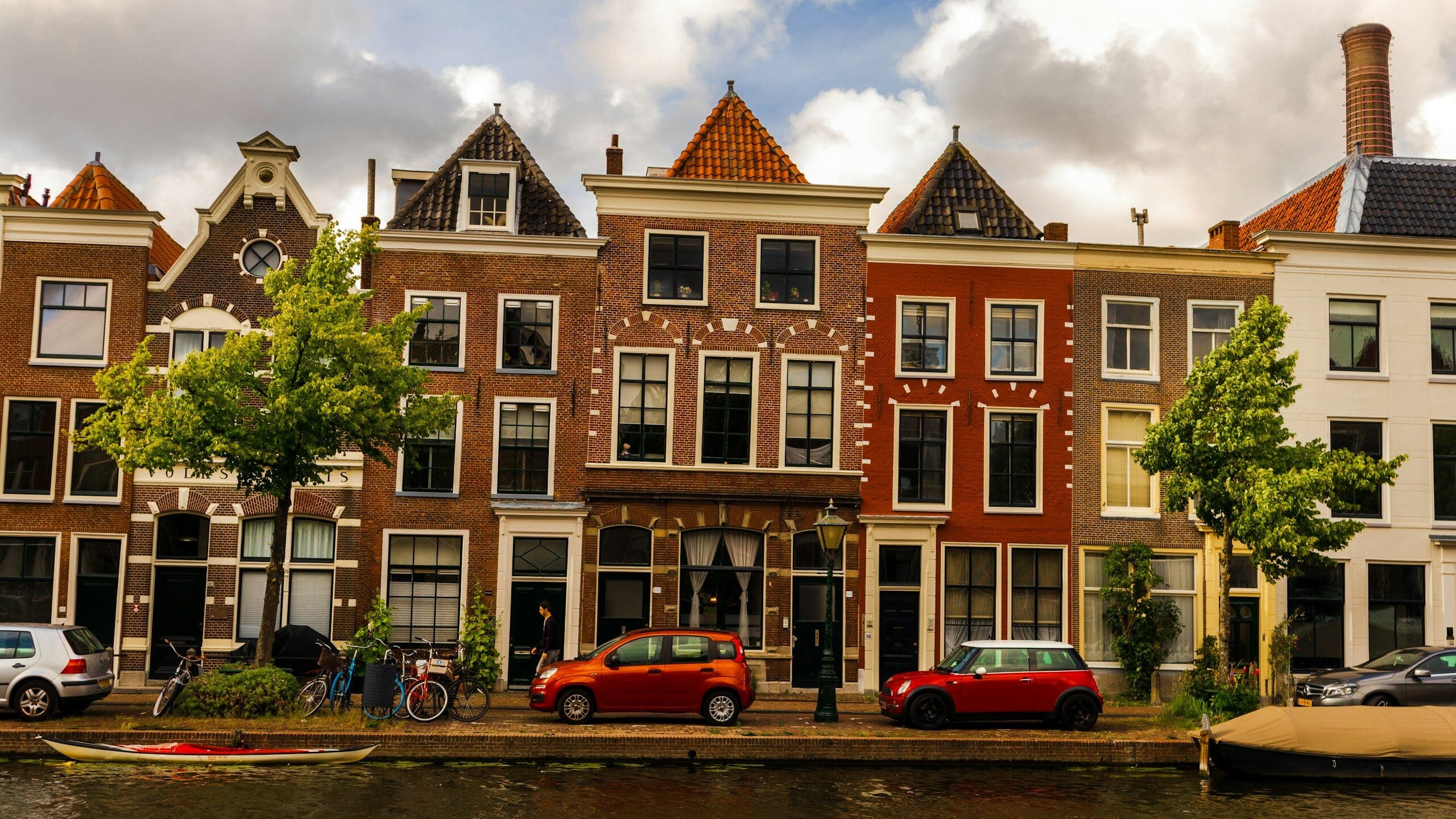 a group of cars parked in front of a building